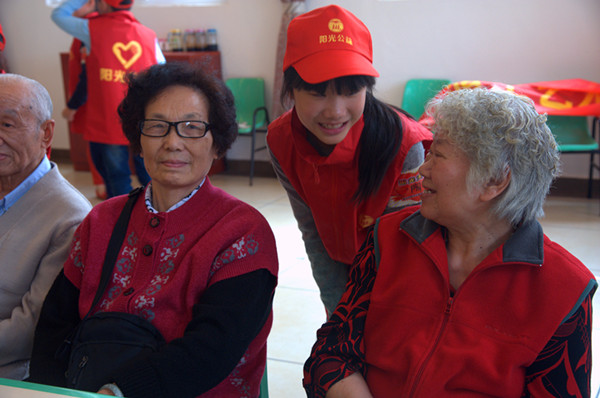 7.小朋友和奶奶们摆谈.jpg