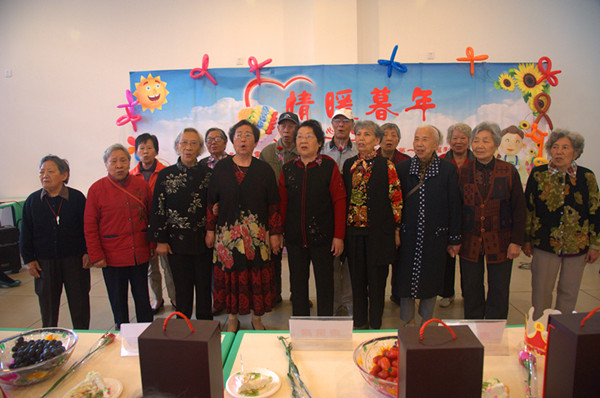 6.福利院老人爱心大合唱《夕阳红》.jpg
