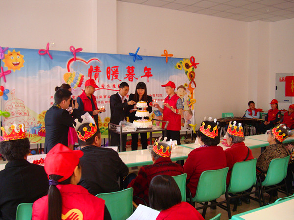 2.贺栎竹秘书长给老人们切蛋糕.JPG